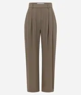 Pantalón sastre de corte recto con pliegues delanteros, cintura con trabillas y cierre tradicional. Confeccionado en microfibra con caída estructurada.
