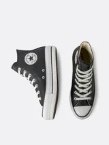 Zapatillas Converse Chuck Taylor All Star Lift de caña alta, color negro de cuero ecológico, con plataforma blanca y cordones blancos.