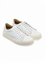 Zapato urbano Guarnieri modelo Evoque, color blanco, de cuero liso con cordones y detalle en el talón color gris.