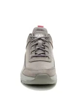Championes Caterpillar modelo Surge Hiker Lo, de diseño robusto y moderno en color gris. Confeccionados en nubuck encerado y malla, cuentan con entresuela de EVA con amortiguación reactiva y suela de goma SRX de alta tracción.