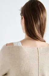 Sweater de punto fino con textura esponjosa, diseño holgado, cuello barco y mangas largas con caída relajada.