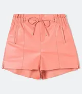 Short color salmón de material sintético con cintura elastizada, cordón de ajuste, bolsillos laterales y detalle de remaches metálicos.