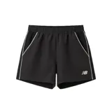 Short New Balance modelo Trackside Woven color negro, con cintura elástica, ribetes blancos en los bolsillos laterales y el logo de la marca bordado en la pierna izquierda.