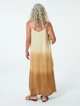 Vestido largo con breteles finos y degradé de color beige a marrón.