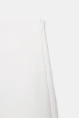 Pantalón tipo culotte de tiro alto, pierna ancha y pinzas frontales. Color beige/topo liso.