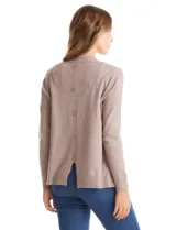 Cardigan de tejido liviano en color beige, con frente abierto y solapas tipo cascada. Presenta mangas largas entalladas con puños de rib y detalle de botones en la espalda.