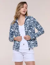 Campera liviana blanca de silueta entallada con protección solar UPF 50, cuello alto y cierre frontal completo. Cuenta con mangas largas y bolsillos laterales.