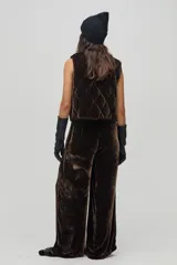 Pantalón ancho de terciopelo color chocolate, de tiro medio alto con elástico en la cintura trasera, cierre frontal y bolsillos laterales.