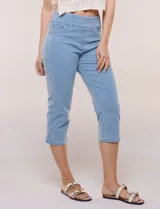 Pantalón capri tipo jegging de denim azul claro, marca Ruby Rd, con pretina ancha elastizada, bolsillos delanteros simulados y bolsillos traseros aplicados.