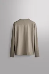 Camiseta deportiva de manga larga Zara Athleticz, de corte regular fit y color marrón topo. Confeccionada en tejido técnico elástico de secado rápido, cuenta con cuello redondo y detalle de logo estampado en el bajo.