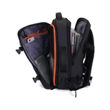 Mochila de viaje expandible color negro, impermeable, con puerto USB integrado, compartimento para laptop, correas ajustables y diseño ergonómico.