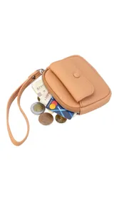Monedero de dama con correa de mano, diseño compacto con bolsillo principal con cierre y bolsillo frontal con solapa y botón a presión.