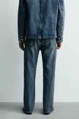 Jeans de mezclilla de algodón, tiro medio, con pierna recta y ajuste ligeramente holgado. Presenta efecto lavado y cierre frontal de botonadura.