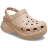 Zuecos Crocs Classic Bae color tostado, con plataforma alta y suela contorneada, diseño clásico con perforaciones de ventilación en la parte superior y tira trasera ajustable.