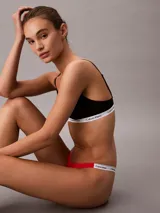 Bombacha tipo colaless de algodón elástico con cintura elástica distintiva de la marca Calvin Klein.