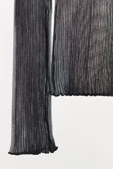 Top semitransparente de punto fino color negro, con cuello subido y manga larga.