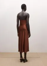 Vestido midi color tostado, de corte slip dress, con escote en V y tirantes finos.