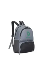 Mochila Discovery de diseño urbano, combinada en gris y negro con el logo de la marca estampado en verde. Cuenta con compartimento principal con cierre, bolsillo frontal con cierre y bolsillos laterales de red.