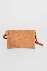 Bandolera de material tejido color marrón, con solapa decorada con canutillos y cuentas multicolores. Incluye correa larga ajustable de cuero sintético.