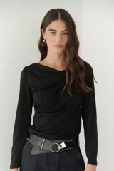 Remera negra de viscosa con cuello drapeado y mangas largas.