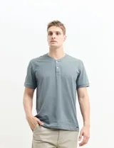 Camiseta de manga corta color verde agua, con cuello redondo y tapeta de dos botones.