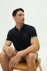 Polo marrón de manga corta con cuello en V y ribete blanco en cuello y mangas.