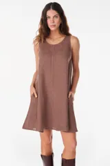 Vestido corto de lino verde militar, sin mangas, con escote redondo y bolsillos laterales.