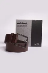 Cinturón de hombre marca Mistral, confeccionado en cuero sintético color marrón oscuro. Presenta una hebilla metálica rectangular con el nombre de la marca grabado y una presilla también con el logo grabado.