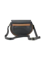 Cartera bandolera de cuero color negro con detalles en tostado, solapa redondeada y cierre metálico frontal con broche giratorio.