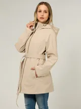Campera softshell Tommy Hilfiger de color beige, con capucha, cierre frontal y cinturón anudable a la cintura. Presenta bolsillos laterales y un diseño resistente al viento y al agua.