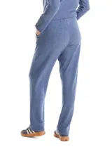 Pantalón tipo jogger de tejido soft color azul, con cintura elástica y bolsillos laterales funcionales. Presenta un diseño de pierna fluida con ajuste leve en los tobillos.