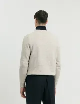 Sweater de punto de cuello redondo y manga larga, con diseño clásico y ajuste cómodo.