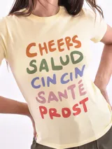 Remera negra de manga corta con cuello redondo y estampado frontal en blanco que dice "HEARTS ON FIRE".