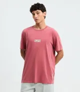 Remera de algodón con efecto desteñido, cuello redondo y manga corta. Presenta estampado geométrico pequeño en el centro del pecho y corte holgado tipo comfort.