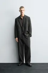 Blazer de corte relajado confeccionada en lana de origen italiano, con diseño de doble botonadura cruzada. Presenta cuello con solapas de muesca, manga larga con botones en puños, bolsillos con solapa en la cadera y abertura central en la espalda. Incluye forro interior a contraste.