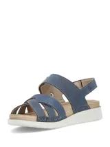 Sandalias planas color azul marino con tiras cruzadas en la parte delantera y tira en el empeine con hebilla decorativa carey. Suela blanca con base dentada y plantilla acolchada color tostado.