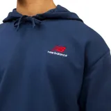 Canguro azul marino con capucha y cordón ajustable, bolsillo tipo canguro y logo de New Balance bordado en rojo en el pecho.