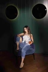 Top color beige con escote halter y diseño cruzado en el frente.