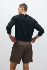 Short deportivo de tejido funcional con tecnología DryMove para absorción de sudor. Presenta corte estándar, cintura elástica con cordón de ajuste, bolsillos laterales y un bolsillo con cierre oculto. Incluye aberturas laterales en el bajo.