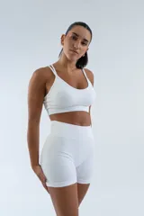 Short deportivo blanco de tiro alto y calce ajustado.