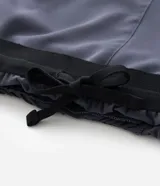 Bermuda masculina Get Over confeccionada en tejido tecnológico de poliéster y elastano, de color gris oscuro, con calce regular, cintura elástica con cordón ajustable y bolsillos laterales.