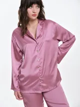 Camisa de dormir de satén con cuello solapa, cierre frontal con botones y mangas largas. Presenta un corte holgado y fluido.