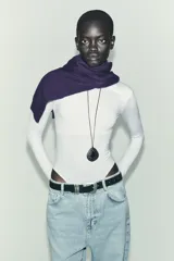 Body de manga larga confeccionado en mezcla de poliamida, con cuello redondo y cierre inferior con botones a presión.