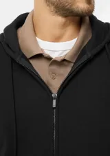 Campera canguro de plush azul marino con cierre frontal completo, capucha con cordón ajustable y bolsillos frontales estilo tipo canguro.