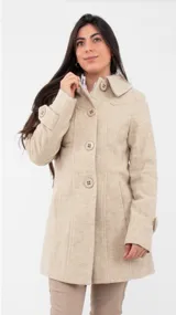 Tapado color beige de lana con cuello solapa, cierre con botones y bolsillos laterales.