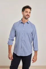 Camisa de vestir de hombre, con cuello italiano y estampado a cuadros en tonos azul y blanco.