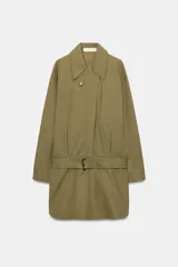 Vestido corto verde militar de cuello solapa y manga larga, con bolsillos de plastrón en el delantero y cierre frontal con cremallera oculta por sopata. Cuenta con un cinturón incorporado del mismo tejido con hebilla metálica y aberturas laterales en el bajo.