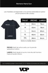 Remera de corte oversize confeccionada en algodón pesado con textura de micropanal. Presenta un diseño minimalista con un pequeño bordado lineal de un sol en el centro del pecho.