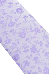 Set de regalo Florenzi, compuesto por corbata azul con estampado de flores blancas, pañuelo de bolsillo a juego y gemelos forrados en la misma tela. Presentado en caja negra con el logo de la marca.