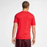 Remera Nike Sportswear Club de color rojo, con cuello redondo, manga corta y el logotipo de Futura bordado en blanco en el pecho.